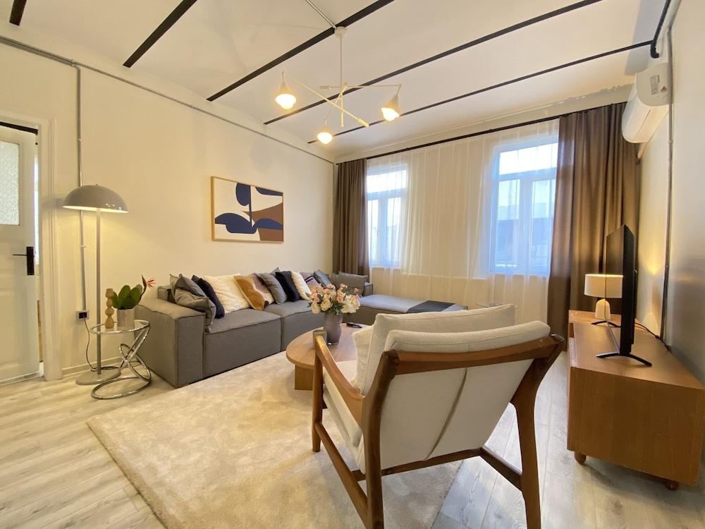 CHIC FLAT 5 MIN TO GALATA TOWER IN ISTIKLAL AVE — ISTANBUL