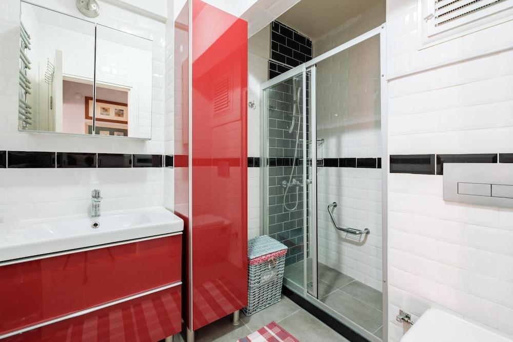 LOVELY FLAT W BALCONY 5 MIN TO ISTIKLAL AVE — ISTANBUL — фотография отеля №5