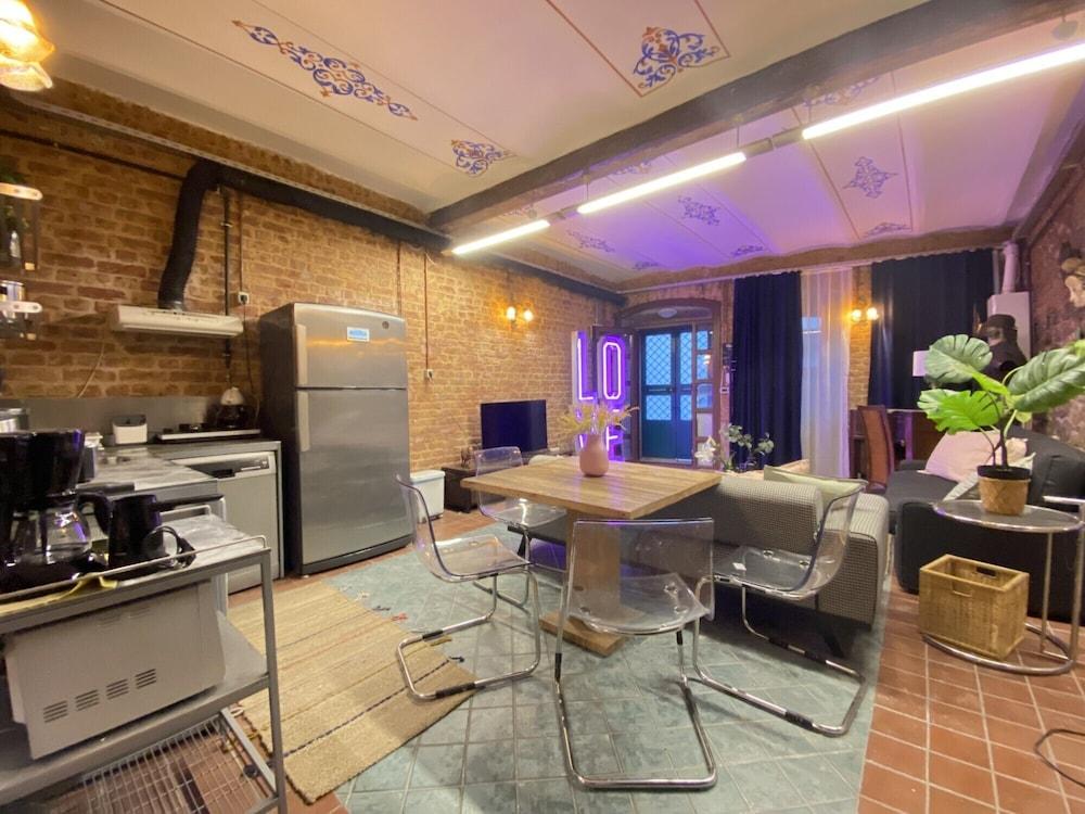 CENTRALLY LOCATED HISTORICAL FLAT IN BEYOGLU — ISTANBUL — fotografie hotel nr. 14