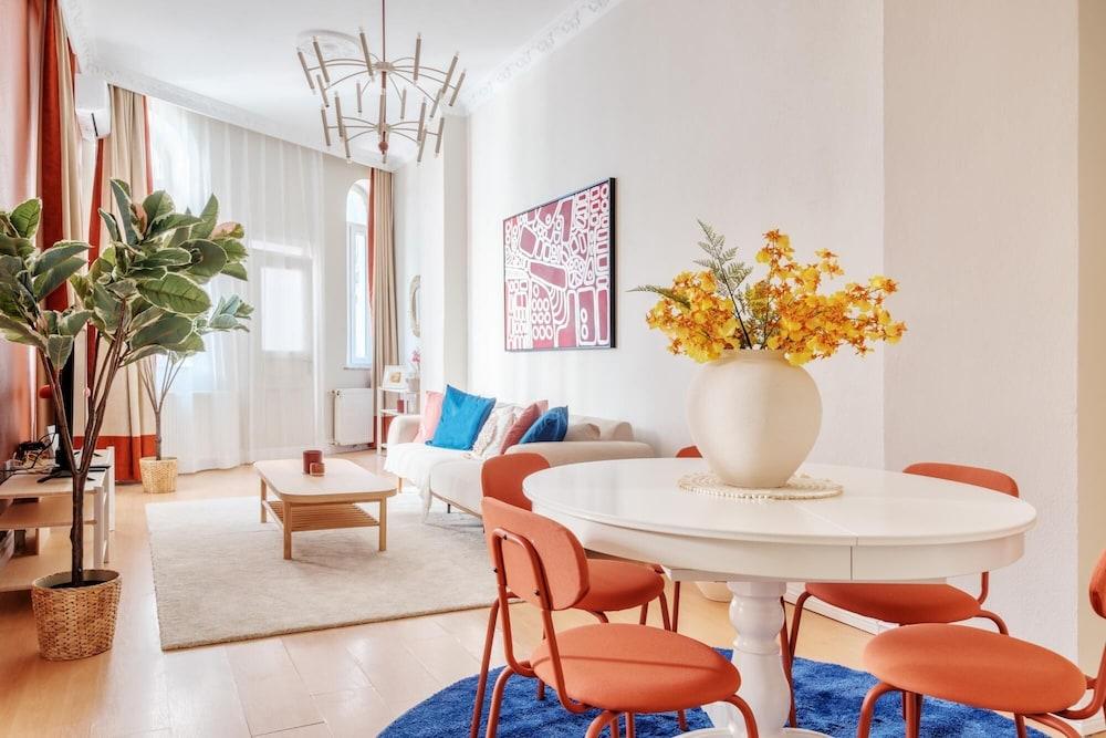 CHIC MODERN FLAT W BALCONY 5 MIN TO TAKSIM — ISTANBUL