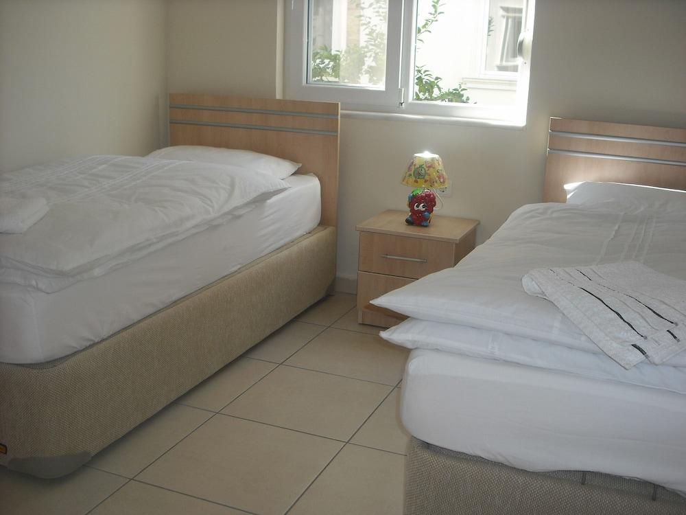 GORGEOUS 2 BED PRIVATE GROUND FLOOR HOME IN ONE OF SIDES MOST EXCLUSIVE COMMUNI — SIDE — фотография отеля №3