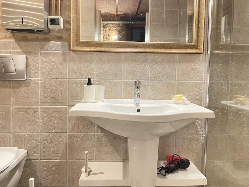 CENTRALLY LOCATED HISTORICAL FLAT IN BEYOGLU — ISTANBUL — fotografie hotel nr. 10
