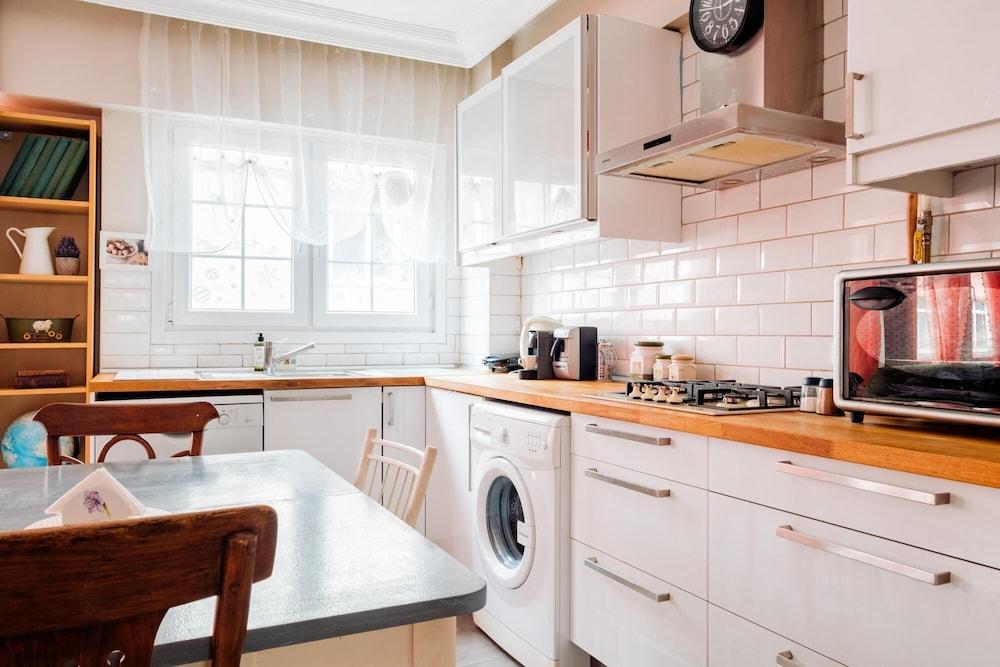 LOVELY FLAT W BALCONY 5 MIN TO ISTIKLAL AVE — ISTANBUL — фотография отеля №2
